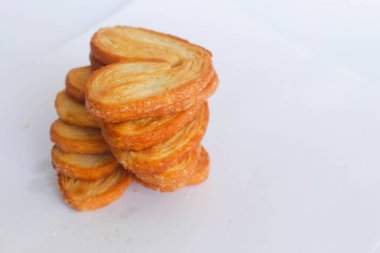 Beyaz arkaplanda kuru ekmek yığını