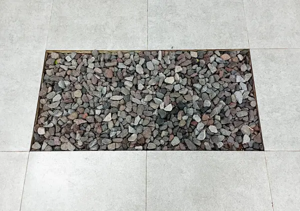 Eşsiz ve basit zemin tasarımı, deliğin merkezi.