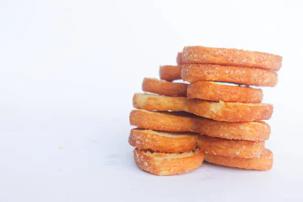 Beyaz arkaplanda kuru ekmek yığını