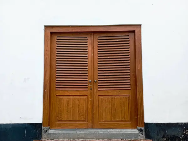 Eski binadaki büyük kapının tasarımı.