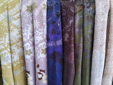 Çeşitli motif ve renklere sahip kumaşlar