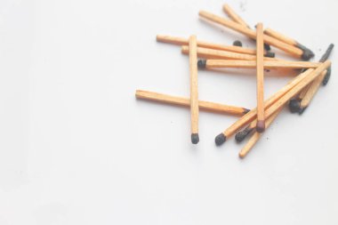 Beyaz arkaplanda tahta çakmak