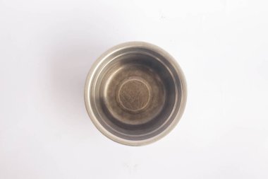 Beyaz arka planda paslanmaz kase