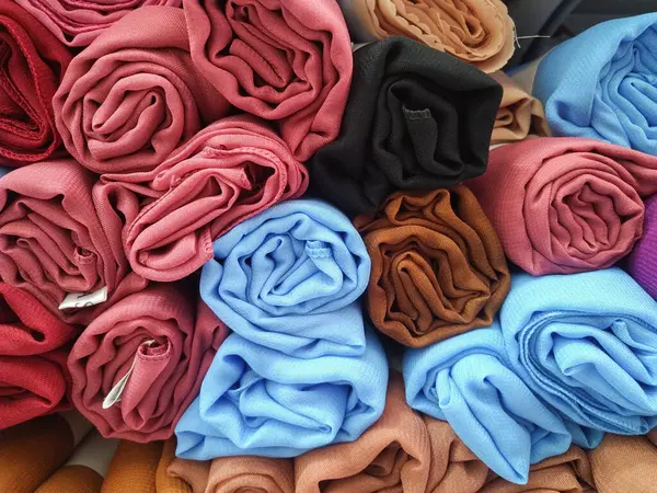 Çeşitli motif ve renklere sahip kumaşlar