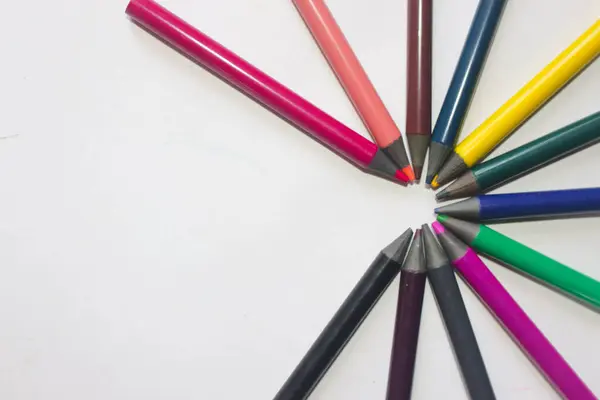 çizim için parlak renkli kalemler