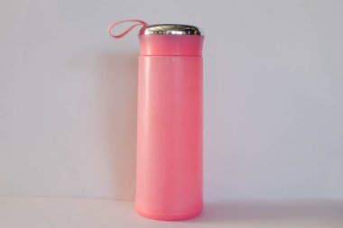 Beyaz arkaplanda pembe taklacı