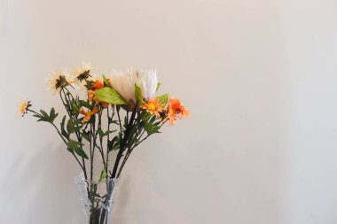 beyaz zemin üzerinde sahte çiçek