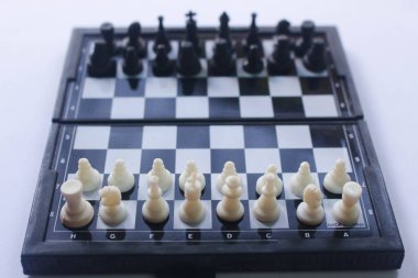 Parçaları kullanarak bir strateji oyunu