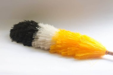 Beyaz arkaplanda üç renkli toz kesici