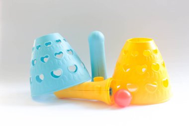 Fırlatıcıyla top oyna ve yakala.