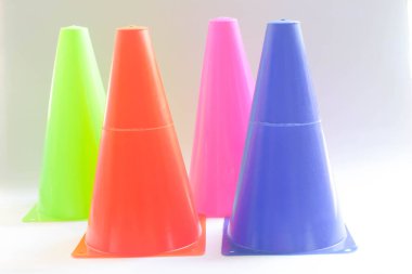 Beyaz arkaplanda renkli koni oyuncakları