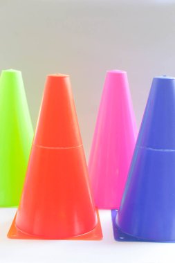 Beyaz arkaplanda renkli koni oyuncakları