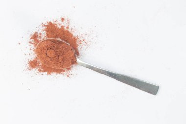 beyaz zemin üzerine Çikolata tozu