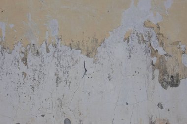 Duvarın katmanı zarar görmeye başladı.