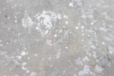 Boya lekeleri yere saçılmış.