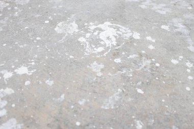 Boya lekeleri yere saçılmış.