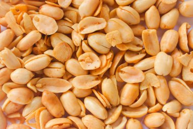 Beyaz arka planda kabuklu fındık