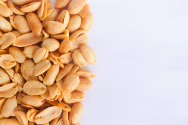 Beyaz arka planda kabuklu fındık