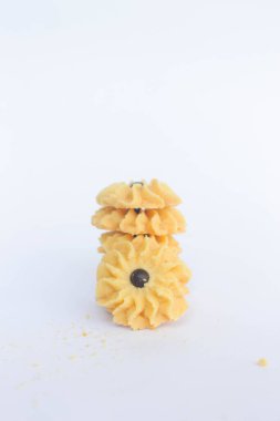 Beyaz arkaplanda kuru ekmek yığını