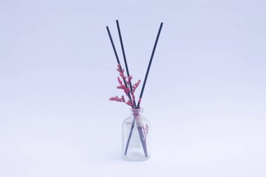 Beyaz arka planda Aromaterapi parfümü