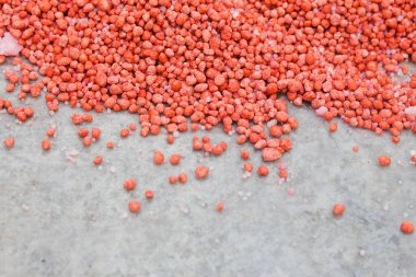 Pirinç tarlaları için karıştırılan kimyasal gübre.