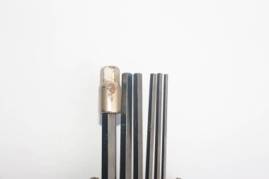 Bisikletleri beyaz arkaplanda tamir etmek için mini araçlar