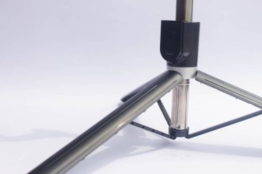 Beyaz arkaplanda akıllı telefon için tripod