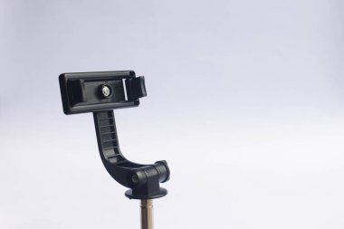 Beyaz arkaplanda akıllı telefon için tripod