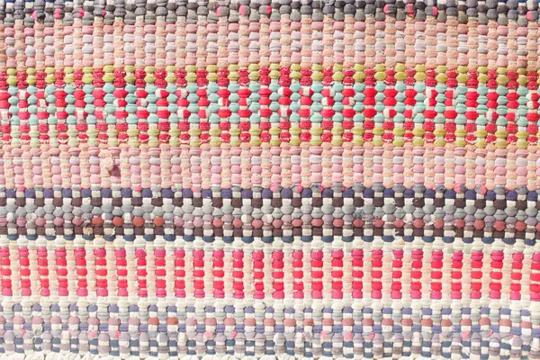 Renkli bir kumaş arka plan olarak kullanılabilir.