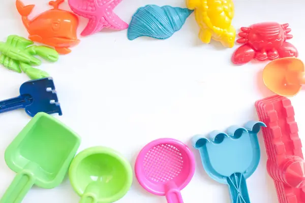 Beyaz arkaplanda kum oyuncağı araçları