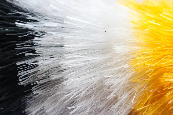 Beyaz arkaplanda üç renkli toz kesici