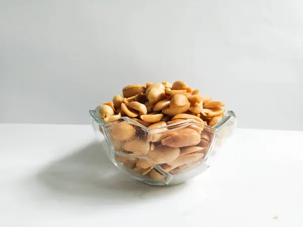 Beyaz arka planda kabuklu fındık
