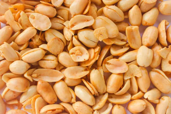 Beyaz arka planda kabuklu fındık