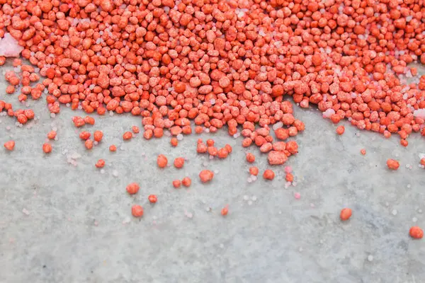 Pirinç tarlaları için karıştırılan kimyasal gübre.