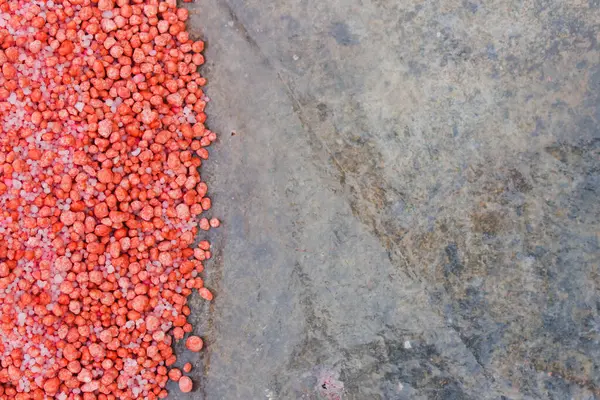 Pirinç tarlaları için karıştırılan kimyasal gübre.