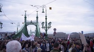 Bir sürü insan Hungary hükümetini protesto ediyor.