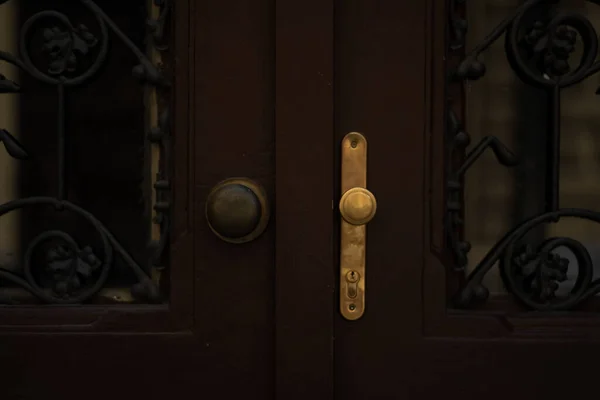 Altın kapı kolu eski bir kapıda.