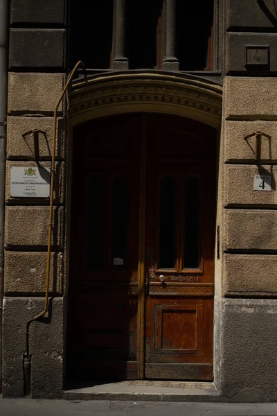 Gün batımında taş duvarlardan oluşan eski bir binanın kapısı.