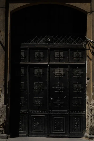 Küçük tasarlanmış pencereleri olan süslü eski giriş kapısı