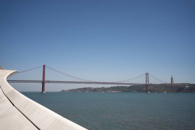 Uzakta uzun bir köprü