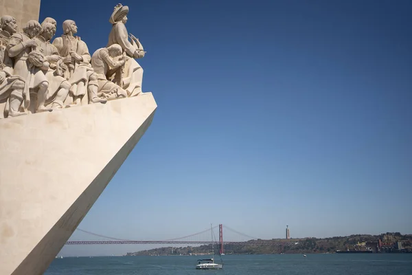 Bir heykel gemisinin kenarındaki denizciler ve savaş kahramanları hakkında eski bir anıt.