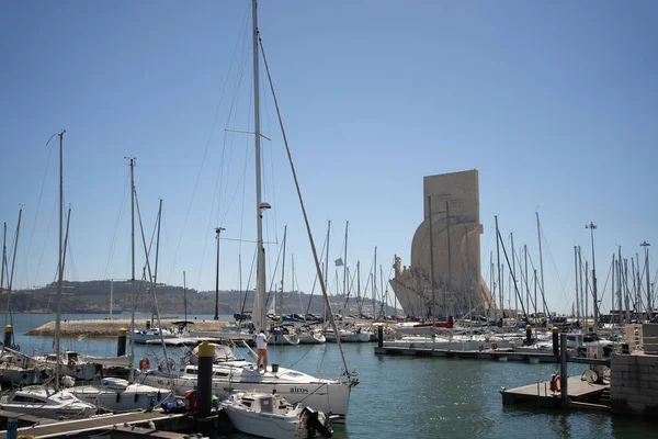 Bir sürü küçük yelkenli teknesi olan bir liman.