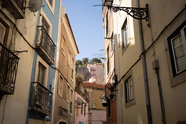 Her iki tarafında apartmanlar olan güneşli dar bir cadde.