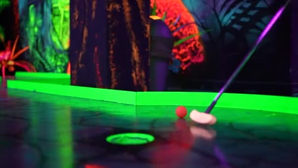Anotar Con Una Bola Minigolf Rojo Sacarlo Agujero Verde Colorido — Vídeos de Stock