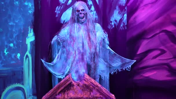 Assustador Decoração Halloween Com Fantasma Rindo Árvore Piscando — Vídeo de Stock