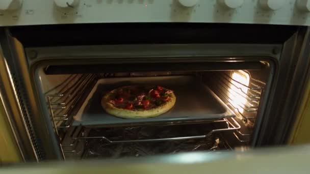 打开烤箱 里面放着一个比萨饼 — 图库视频影像