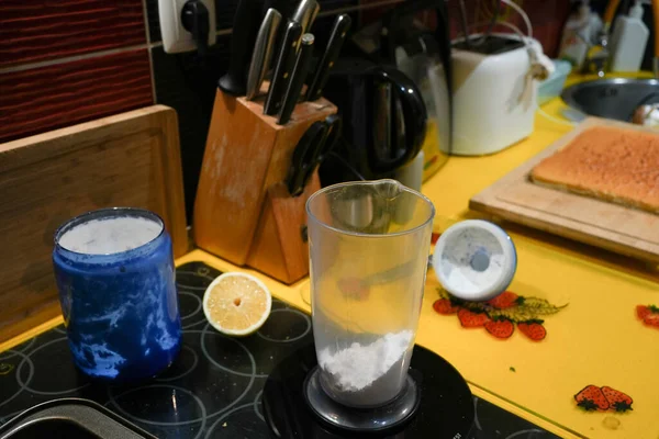 Mutfak aletleri ve malzemeler masanın üstünde.