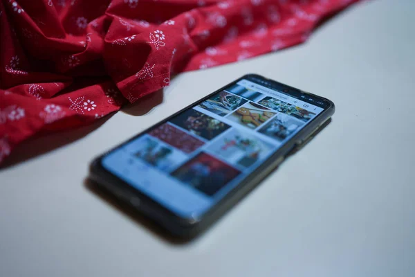 Masada duran yılbaşı resimli telefon.