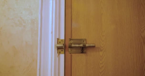 Κλείδωμα Της Μπροστινής Πόρτας Σιδερένια Κλειδαριά — Αρχείο Βίντεο