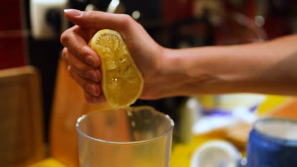 Close Lemon Juice Being Squeezed Out Half Lemon — Stock videók